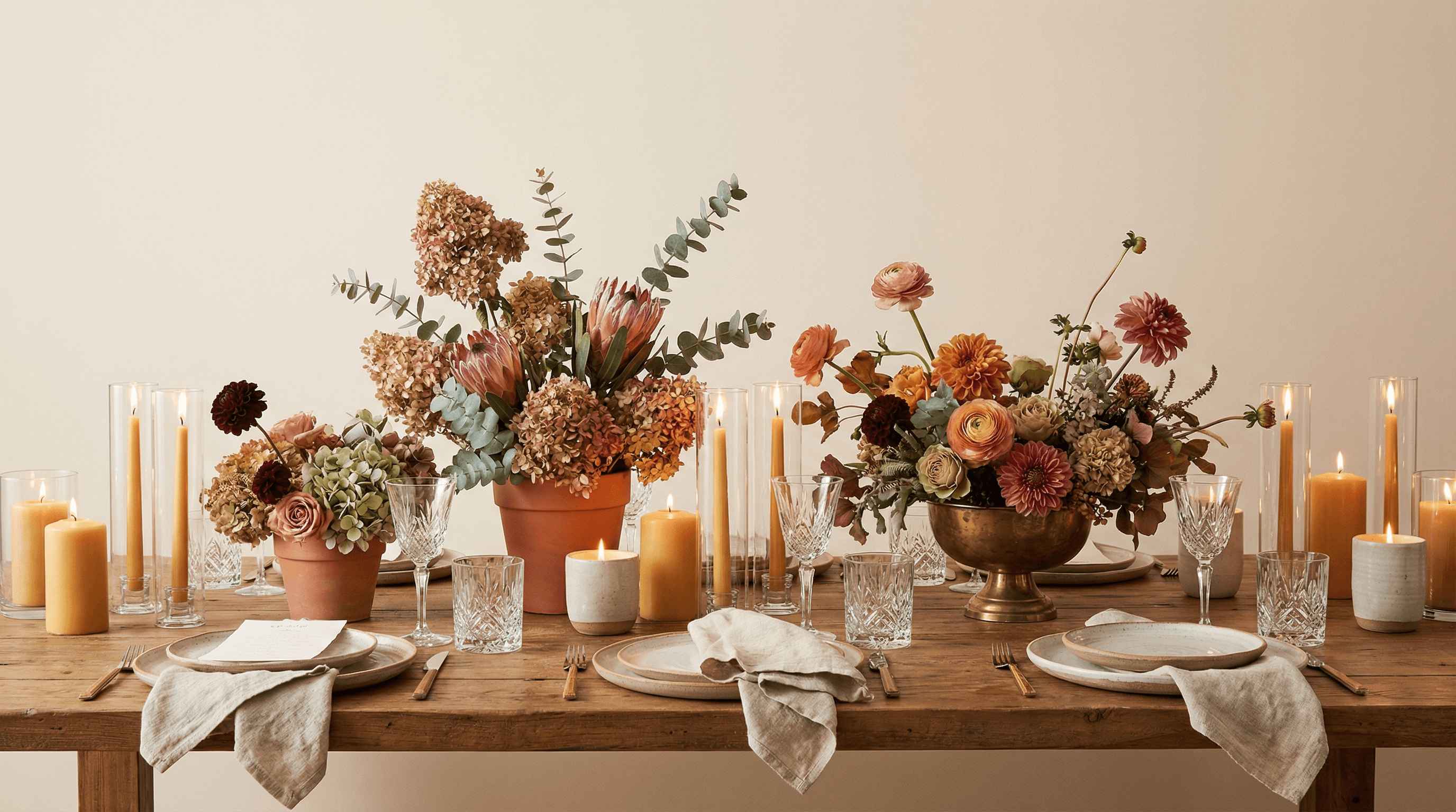 Stimmungsvolle Hochzeitstafel mit warmen Erdtönen, Terrakotta-Blumen und Kerzenlicht — Hochzeitstrends 2026
